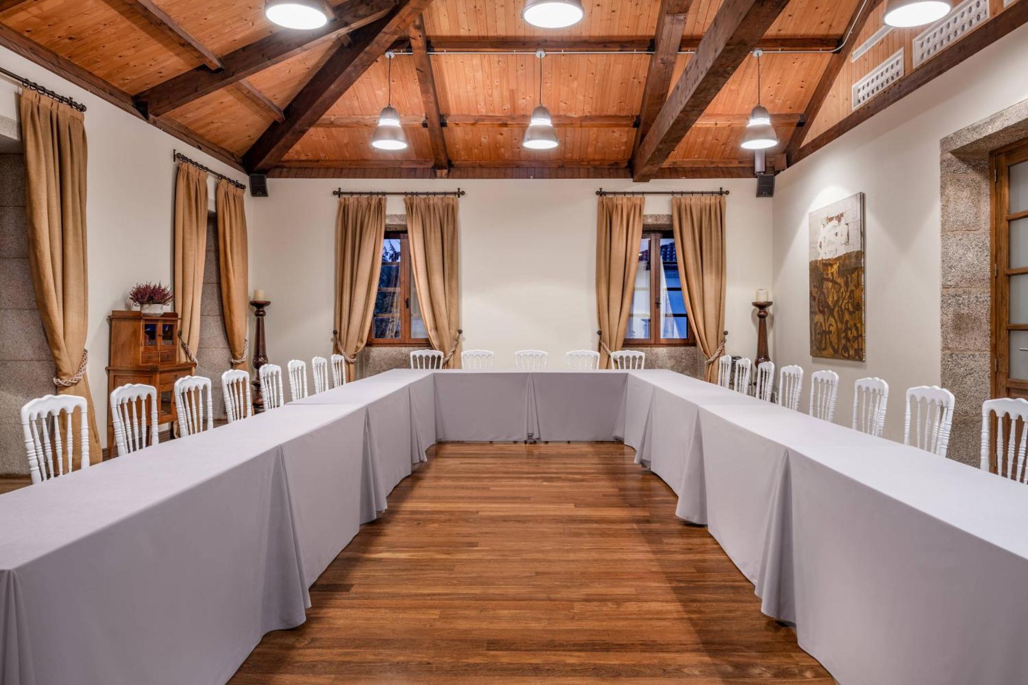 Hotel Palacio Del Carmen, Autograph Collection Santiago de Compostela Dış mekan fotoğraf The interior of the conference room