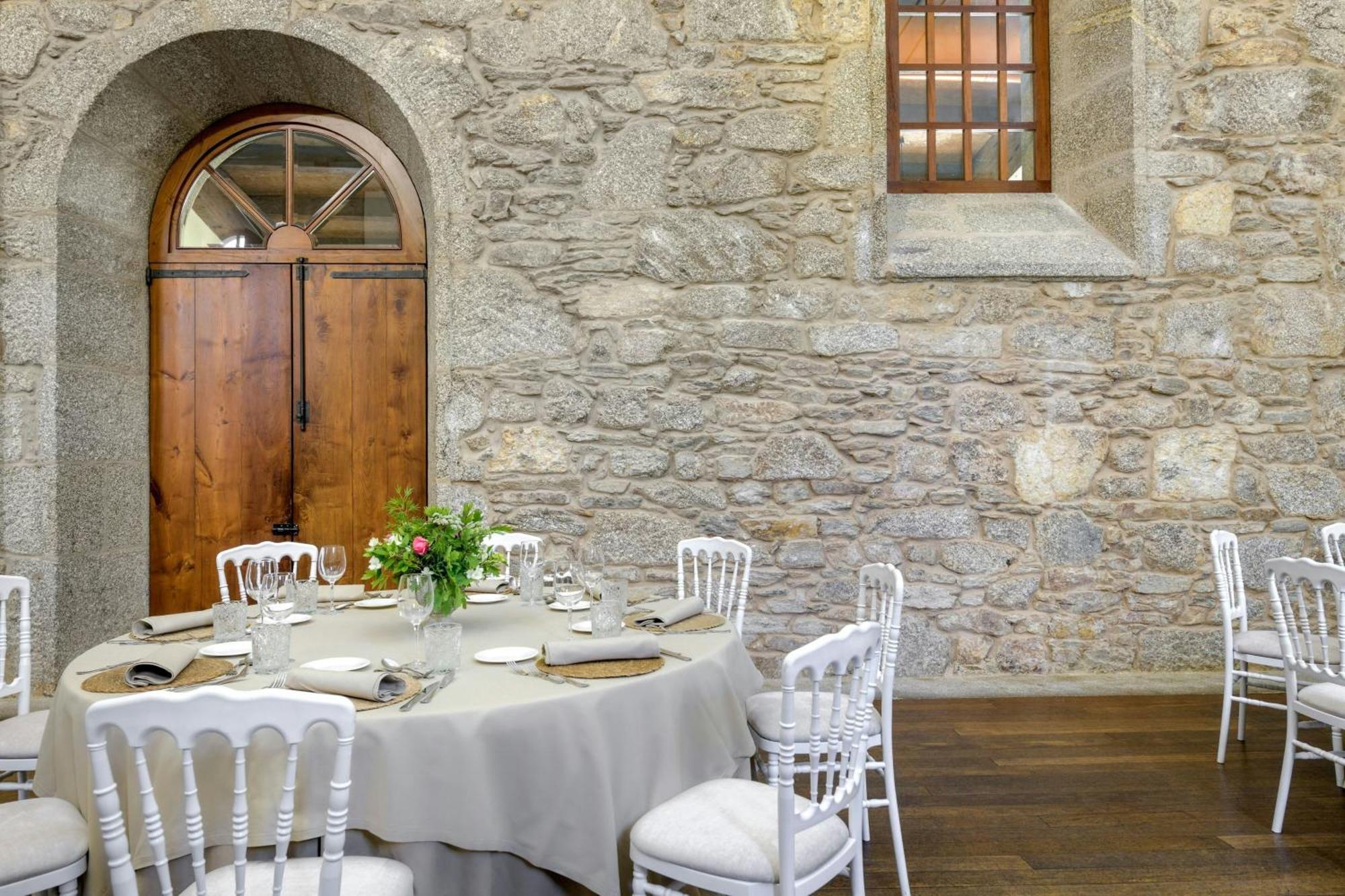 Hotel Palacio Del Carmen, Autograph Collection Santiago de Compostela Dış mekan fotoğraf The interior of the restored stable