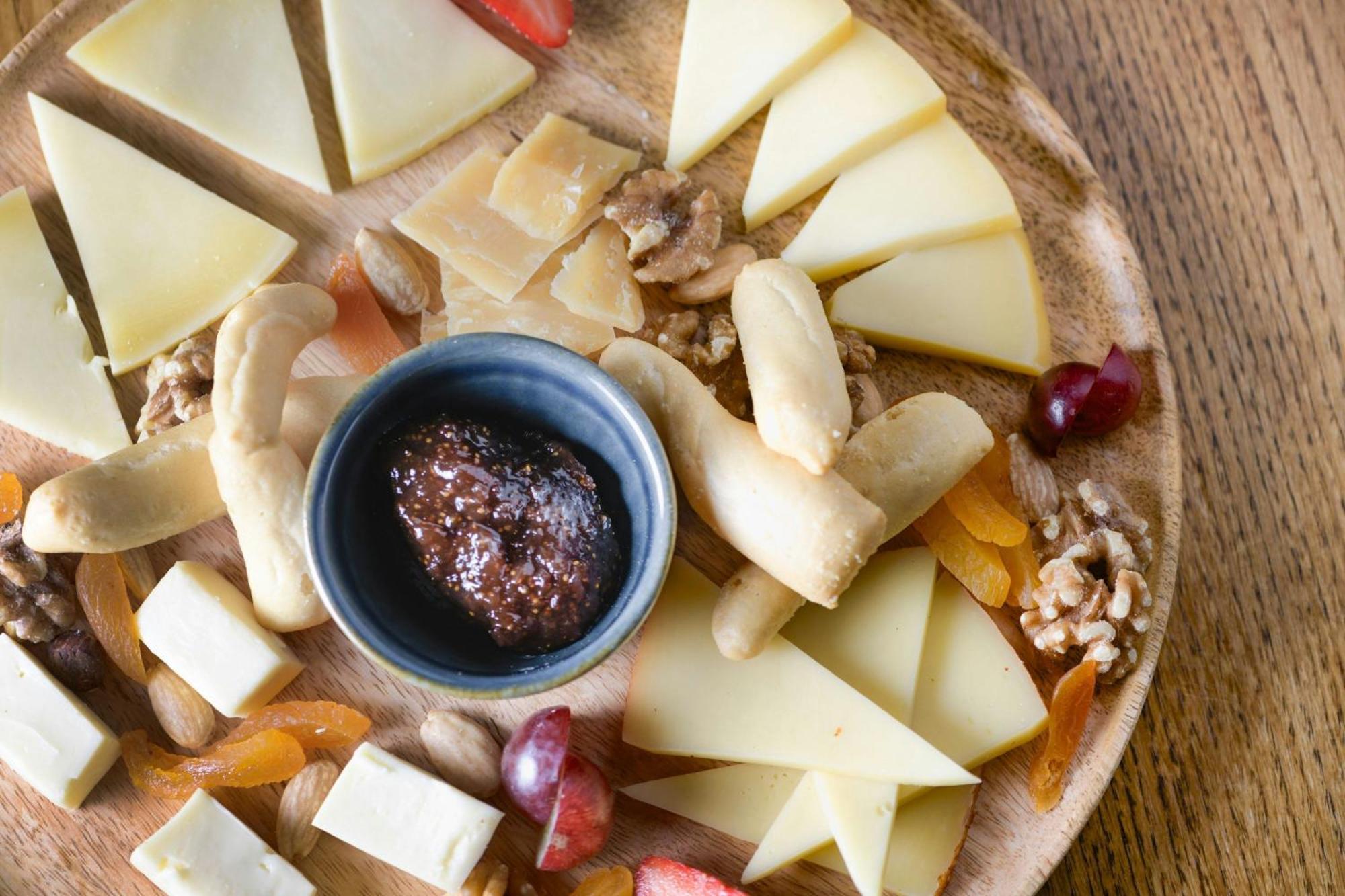 Hotel Palacio Del Carmen, Autograph Collection Santiago de Compostela Dış mekan fotoğraf Cheese platter with dried figs