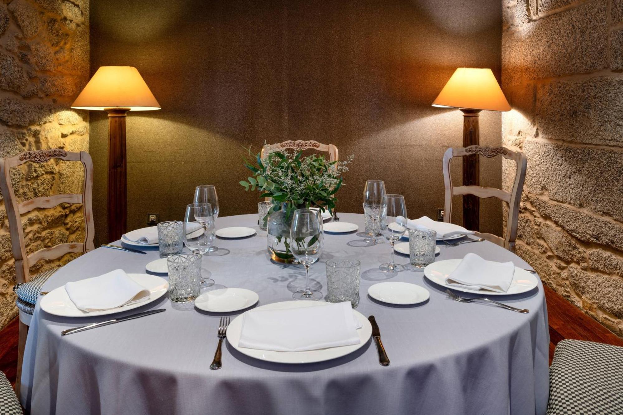 Hotel Palacio Del Carmen, Autograph Collection Santiago de Compostela Dış mekan fotoğraf A table set for a meal